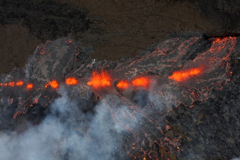 La fisura de la cara este comenz a escupir chorros de lava de 20 metros de altura.| AP