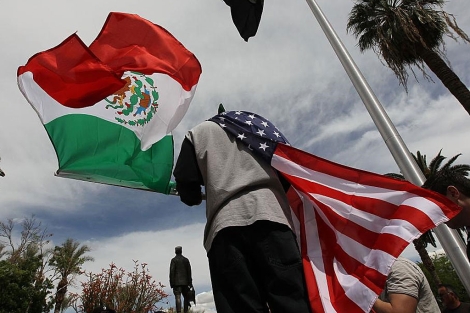Un mexicano protesta en Phoenix, Arizona contra la Ley de inmigracin. | ELMUNDO.es