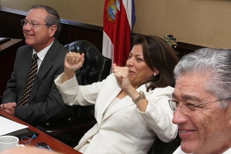 La presidenta de Costa Rica, Laura Chinchilla, celebra el fallo judicial. | Reuters