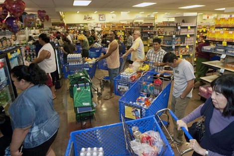 Centenares de residentes de Oahu fueron al supermercado en bsqueda de provisiones. | AP