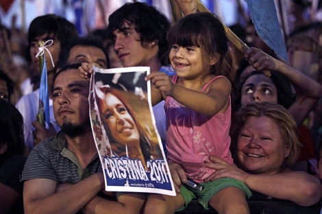 Una niña con un cartel de Fernández en el mitin de este viernes. | AP
