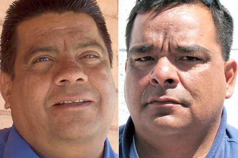 Eddie Espinoza (i) y Angelo Vega, el alcalde y el jefe de Polica de Columbus. | AP