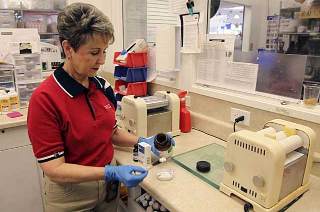 Una farmacutica mesura una dosis de yoduro de potasio en Texas. | AP