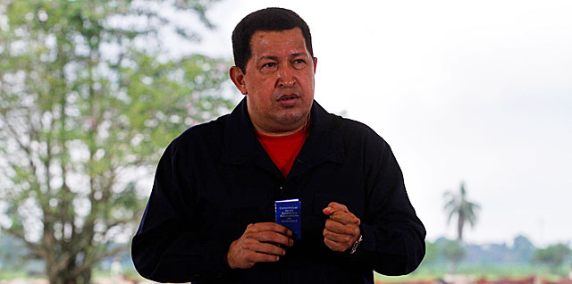 Chávez en su porgrama 'Aló presidente' desde Santa Bárbara del Zulia . | Efe