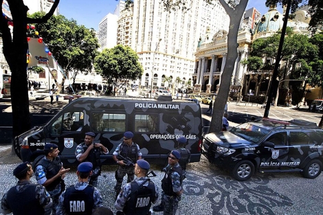 Policas militares vigilan la plaza de Cinelndia, en Ro de Janeiro. | AFP