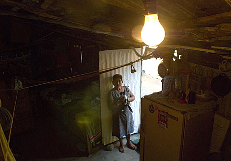 El interior de una casa de Tabasco; con luz, pero no la pagan. | Efe
