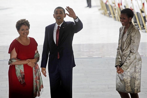 Dilma Rousseff recibe a Barack y Michelle Obama en Brasilia. | Reuters