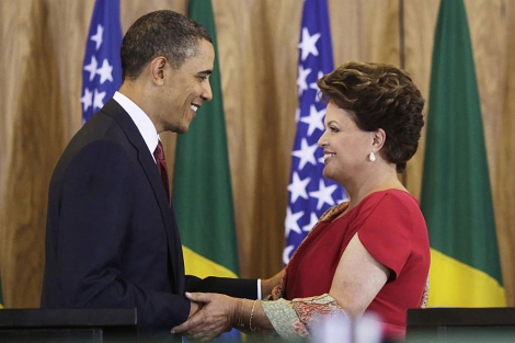 Barack Obama y Dilma Rousseff se saludan en el Palacio de Planalto. | Reuters