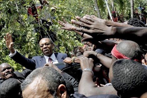 Aristide saluda a sus seguidores en Puerto Príncipe. | Reuters