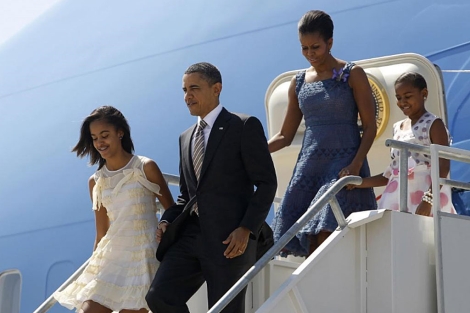 El presidente Obama y su familia a su llegada a Chile. | Reuters