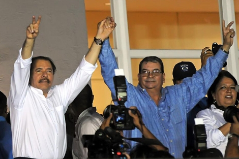 El presidente de Nicaragua, Daniel Ortega (i), y el general en retiro Moiss Halleslevens. | Efe