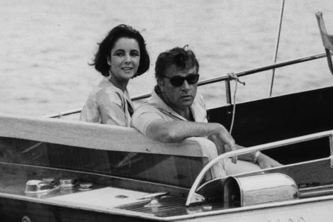 Richard Burton y Elizabeth Taylor navegando en Italia. I AP