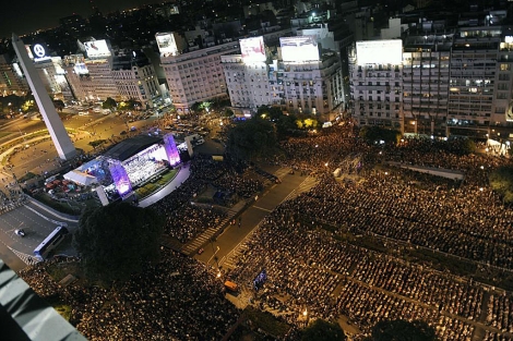 Cientos de miles de personas frente al Obelisto escuchan a Plcido Domingo. | AFP