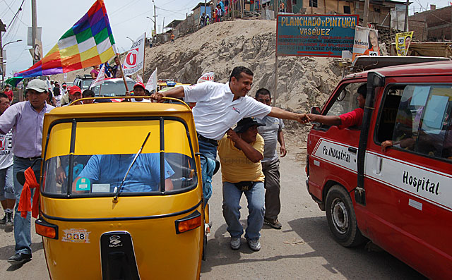 Ollanta Humala haciendo campaa en los asentamientos de Lima. | B. Jimnez