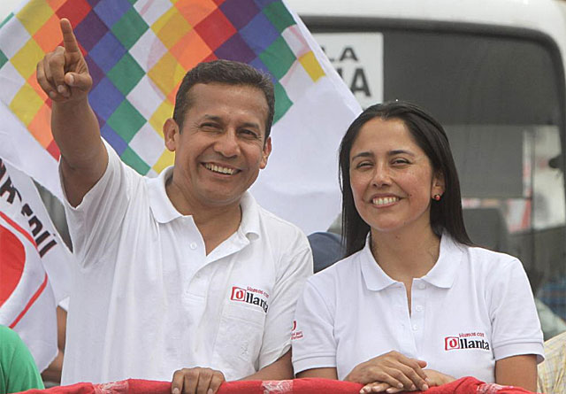 El candidato presidencial Ollanta Humala y su esposa Nadine Heredia en un acto electoral. | Efe