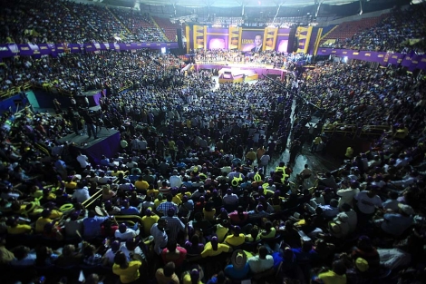 Miles de militantes del Partido de la Liberacin Dominicana escuchan a Leonel Fernndez. | Efe