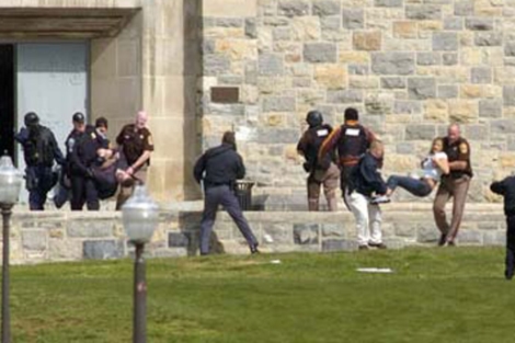 Agentes policiales retiraban a los alumnos heridos y asesinados en Virginia Tech. 2007. AP