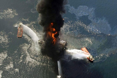 La plataforma 'Deepwater Horizon' en llamas tras la explosin ocurrida en abril . | AP
