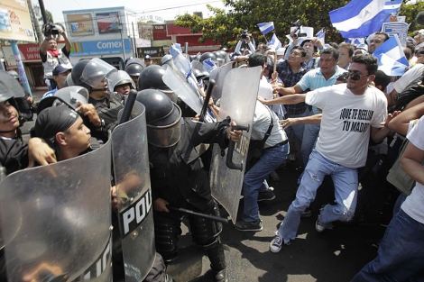 La Polica de Managua reprime las marchas en contra de Ortega. | Reuters