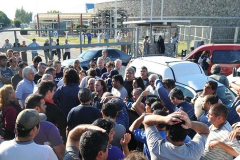 Trabajadores frente a la planta del diario La Voz del Interior. | La Voz