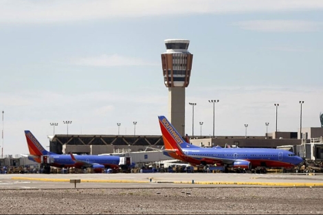 Varios aviones de Southwest este sbado en el aeropuerto de Phoenix, Arizona. | Reuters