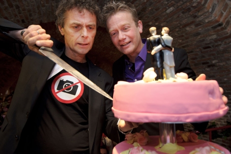 Una pareja de homosexuales celebra su matromonio. I AFP