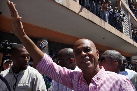 El msico Michel Martelly saluda a sus seguidores. | Reuters