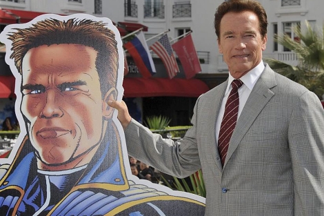 El actor y ex gobernador de California, Arnold Schwarzenegger, posa para los medios. | Efe