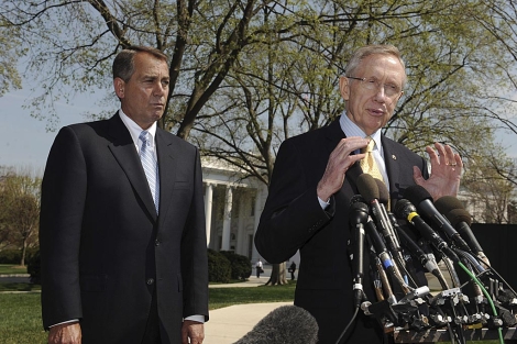 El republicano John Boehner (i) escucha al demcrata Harry Reid. | AP