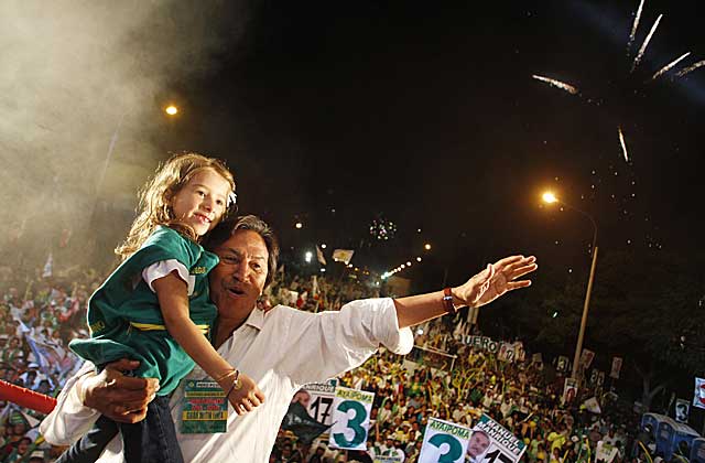 Toledo carga a una niña mientras saluda a sus simpatizantes. / Enrique Castro (Reuters)