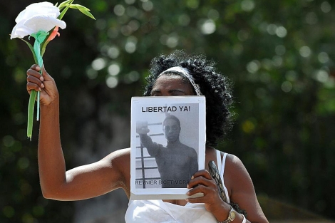 Una mujer integrante de las Damas de Blanco, marcha por el resto de los presos polticos en Cuba. | Efe