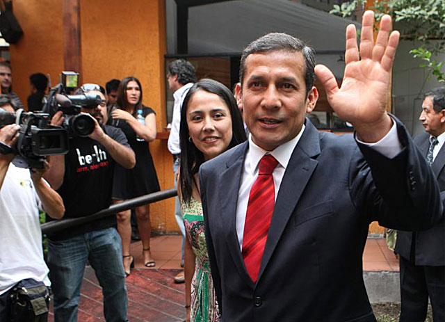 Ollanta Humala, acompaado por su esposa Nadine Heredia, en rueda de prensa. | Efe