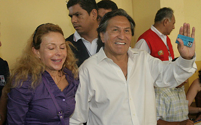 Alejandro Toledo y su esposa, Eliane Karp, tras emitir el voto en Lima. | Efe