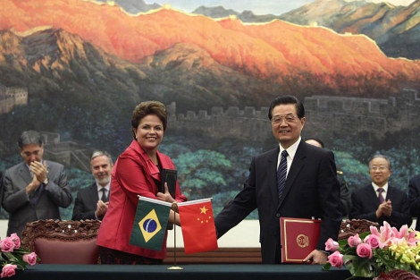 Dilma Rousseff y Hu Jintao estrechan las manos en Pekn. | Reuters