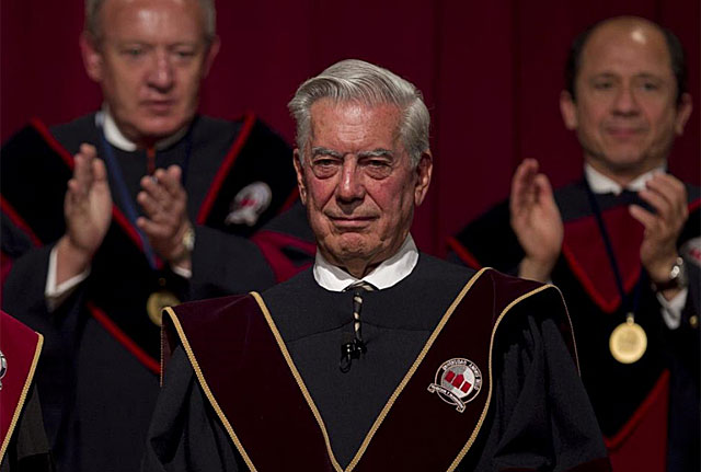 Vargas Llosa recibe el doctorado honoris causa de la universidad Andrs Bello en Santiago de Chile. | Efe