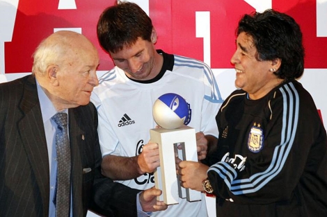 De Izquierda a derecha: Alfredo Di Stefano, Lionel Messi y Diego Armando Maradona.