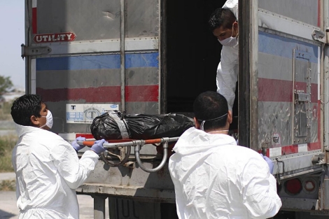 Trasladan uno de los cuerpos encontrados en una de las fosas a la morgue de Matamoros. | AP
