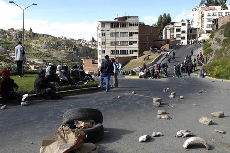 Manifestantes bloquean una calle de La Paz este jueves. | AFP