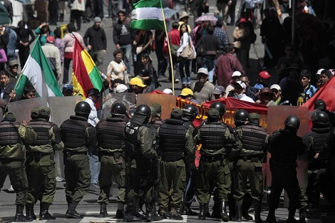 Policas bolivianos cierran el paso a los manifestantes el jueves en La Paz. | Reuters