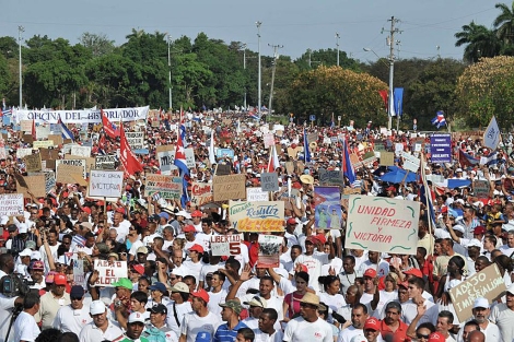 Ms de 100.000 personas durante la celebracin del 50 aniversario del socialismo en Cuba.| AFP