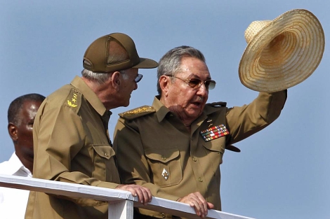 Raul Castro (d) junto al ministro Abelardo Colome durante el desfile militar. | Reuters