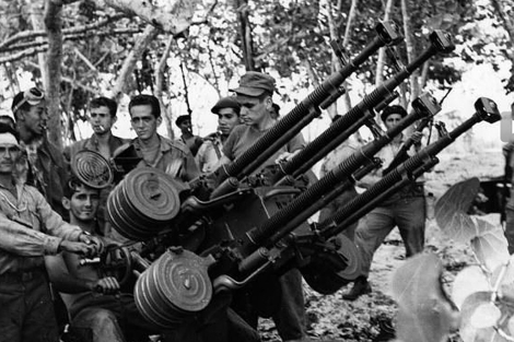 Un grupo de milicianos con una anti area en Playa Girn. | Archivo