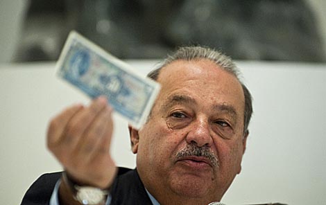 Carlos Slim muestra un billete de 20 pesos al abrir su museo Soumaya sin cobrar entrada.