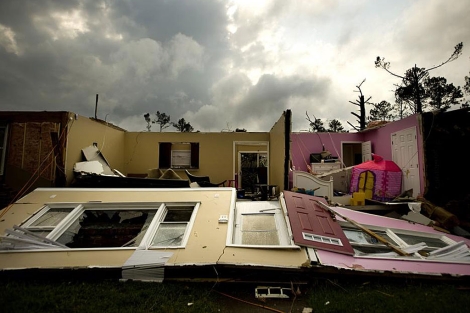 Una casa destruida por el paso de varios tornados en Fayetteville, Carolina del Norte. | AP