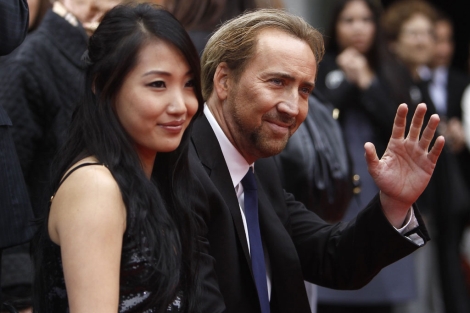 Nicolas Cage con su mujer, Alice Kim. | Reuters
