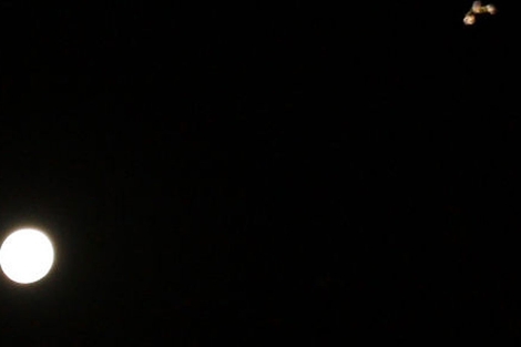 Imagen de la luna donde se observa un objeto no identificado en el costado. | Pal | Clarín