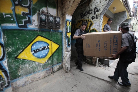 Los policas retiran electrodomsticos robados en la favela de Rocinha. | Reuters