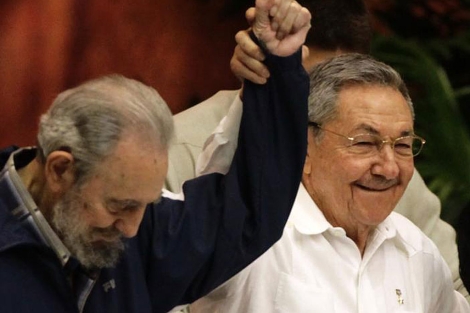 Fidel y Ral Castro durante el Congreso del Partido Comunista. | Reuters