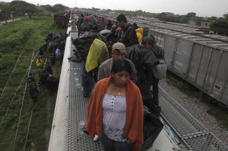 Cada ao, 300.000 inmigrantes intentan cruzar Mxico hacia EEUU. | Ap