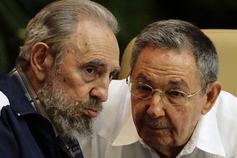 Fidel Castro habla con su hermano, Ral Castro. I Reuters